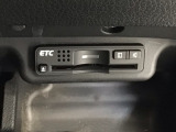 運転席のスイッチで全てのウィンドウの開閉操作を行うことができます。ロックボタンをONにしておくと、運転席以外のウィンドウは作動しないのでお子様を乗せているときなども安心ですね♪
