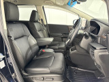 運転席は電動シート付です。細かな動きでドライバーに合わせたポジションを設定できます。