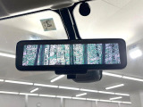 【インテリジェントルームミラー】後席の大きな荷物や同乗者で後方が確認しづらい時でも安心!カメラが撮影した車両後方の映像をルームミラー内に表示。クリアな視界で状況の確認が可能です!