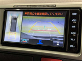 後方の見える安心をお届けするバックガイドモニター付:バックするときのアシストラインもあって楽々バック!車庫入れや縦列駐車をサポートし、苦手な駐車も安心です!今やもう手放せない装備ですネ♪