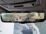【クリアサイトリアビューモニター】が装備され荷室や後席に乗車してリアガラスが見ずらくなってしまった際にもルーフに付いているカメラでモニターに映し出すことが可能です。