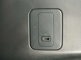 充電ポート付でスマホ充電なども可能