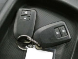 キーを取り出さずにドアを施錠&解錠。クルマの始動も可能です。