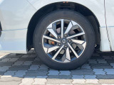 純正アルミホイール。タイヤサイズは195/60R16です。