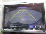 バック駐車もグッとラクに。リアワイドカメラシステムを搭載。約180&deg;見渡せるワイドビューをはじめ、3パターンの表示機能付き。バック駐車も安心してできます。