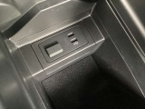 センターコンソール内にUSB端子2個設置 ミュージックプレーヤー接続でお気に入りの音楽を楽しむことが出来ます♪USB端子接続で可能な端末充電を同時に2個行うことが出来ます。