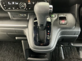 オートマチックシフトレバーは、手になじみ操作しやすい形状で安全運転にもつながります♪