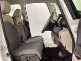 女性でも運転がしやすいように、シートの高さ調整機能(シートリフター)がついています。運転席と助手席の間が空いている為、助手席側への移動がスムーズです。交通量の多い道でも助手席側から乗り降りができます。