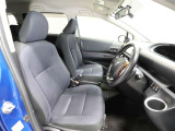 ゆったり室内で運転もしやすいです♪使い勝手の良い配置です。