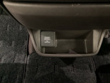アクセサリーソケットはUSBのアダプターなどをつければ、スマホの充電にも使えます。周辺には物が置けるボックスがついています。