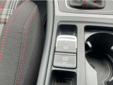 電動パーキングブレーキはホールド機能付きで信号待ちなどブレーキから足を離すことができ、加えて坂道発進時や渋滞時に便利で安心なオートホールド機能も装備しています。