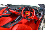 内装色はRosso Ferrari、カーペットカラーはRossoとなります。