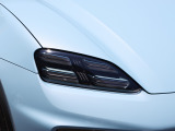 LEDマトリックスヘッドライトは、カメラによる先行車および対向車検知、メインビームコーンの個別セグメントをインテリジェントに 常に調光。 ドライバーの眩惑を避けるための交通標識部分は減光させます。