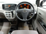 フロントSRSエアバッグは車両前方から乗員が重大な傷害を受けるおそれのある大きな衝撃を受けた場合に作動し、シートベルトが身体を拘束する働きと併せて前席乗員の頭部や胸部などへの衝撃をやわらげる装置です。