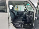 運転席の足元は広々としており、座席は大きく前後にスライド出来るので自分に合ったポジションで運転する事が出来ます。アクセルやブレーキにクセもなくとても運転のしやすい車両です。