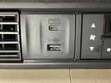 エアコン操作パネルの左側に、スマートフォンなどの充電可能なUSB端子と、音源などの外部入力の可能なUSB端子がついています。移動中に充電もできるので便利です。
