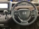 【ハンドル】運転にかかわる様々な操作を安全に行えるように視点移動が少なく操作性に配慮されたスイッチ類が凝縮されたコックピットです。