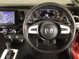 【ハンドル】運転にかかわる様々な操作を安全に行えるように視点移動が少なく操作性に配慮されたスイッチ類が凝縮されたコックピットです。