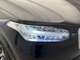 【LEDヘッドライト】悪天候や夜間走行時も良好な視界を確保し、安心して運転できる高輝度LEDヘッドライト!北欧神話に登場する「トールハンマー」をモチーフにした、一目でボルボとわかるデザインです。