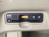 ハンドルの左下にETCがついています。高速道路の料金所の通過も楽々です。 カードの取り出しもしやすい場所についています。