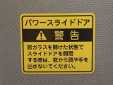 最も気になる室内は、特にこだわってクリーニングしております。マットやシートだけではなく、エアコンの吹き出し口やドアノブの隙間など、様々なブラシや道具を使い分けて、隅々までクリーニングしております。