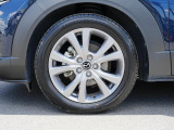 18インチ純正アルミホイールを装備。タイヤサイズは215/55R18となります。