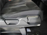 【ハイトアジャスター】レバーの上下操作だけで、座面を運転しやすい高さへ簡単に調節できます。