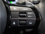 ◆アダプティブクルーズコントロール◆予め設定した車速内でクルマが自動的に加減速。前走車との適切な車間距離を維持しながら追従走行します。【LKAS】車線維持支援システムでステアリング操作を支援。