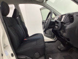 座面も厚みがあり背もたれも高く、広い足元にゆったり座れるシートです。運転席と助手席の間が空いている為、助手席側への移動がスムーズです。交通量の多い道でも助手席側から乗り降りができます。