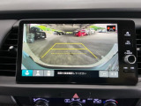 【バックカメラ】運転が苦手な方も車庫入れラクラクです!ギアをリバースに入れれば自動的に切り換わりますので、面倒な操作は不要です♪狭い駐車場もお車を傷つけず安心ですね!