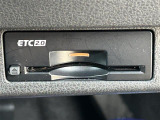 【ETC】有料道路を利用する際に料金所で停止することなく通過できる、ETC車載器(ノンストップ自動料金収受システム機器)が装備されています。セットアップを行うことで利用可能になります。