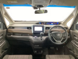 【前方視界】開放的な前方視界!運転がしやすく疲れにくいです♪窓が大きく、見通しがとっても良いおクルマですよ♪