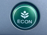 ECONスイッチ(ECONモード) エンジンだけでなくエアコンなども含めてクルマ全体を燃費優先で自動制御するECONモード。早く車内を涼しくしたい夏場など、空調を優先したい時には、スイッチを押してOF