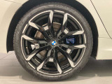 BMWの純正アロイホイールは軽量かつ強度にも優れているホイールで走行性能を引き上げる設計になっております。足元にもBMWは妥協がなくこだわっている個所になります。