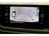 【リヤビューカメラ】車庫入れなどバックでの駐車をサポートします。