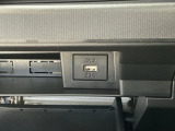 【USBチャージャー】スマホ等の充電ができるUSBチャージャーが装備!長時間のドライブには必需品です♪