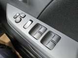 運転席ドアには各ウインドウの集中操作が可能となっています。