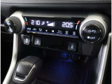 スタイリッシュなブラック系を基調とした内装色。