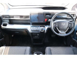 操作性に優れた運転席となります!小物入れや各ボタンの配置にこだわり、使いやすいです!座り心地もよく視認性も良好なのでロングドライブもお任せ下さい!