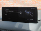 こちらのお車には先進安全装備が多数搭載されています。衝突被害を回避あるいは軽減するためのブレーキや、後方死角からの接近警報、車線逸脱を防止する警報装置など、詳しくはスタッフまでお尋ねください。