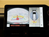 真上から見下ろしたような視点で車とその周囲を確認出来る画面と、車両後方を映し出すバックモニター画面の2つを表示してくれます。