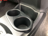 運転席用・助手席用と2つのカップホルダーを装備しています。ドリンクだけでなく、色々な小物の置き場所としても大変便利です。