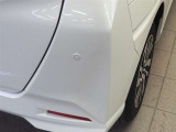 コーナーセンサーを車の前後に装備。障害物との距離に応じて、警告音を変えてお知らせしてくれます。