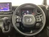 【ハンドル】運転にかかわる様々な操作を安全に行えるように視点移動が少なく操作性に配慮されたスイッチ類が凝縮されたコックピットです。