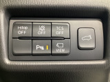 運転席脇のクラスタースイッチ部分にはカメラ切り替えスイッチ、パーキングセンサー、その他走行系スイッチを集中配置しております。