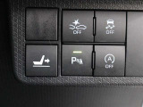 コーナーセンサー(フロント2個/リヤ2個)が装備されています。障害物までの距離に応じて警告音を変えてお知らせ。縦列駐車や駐車場・車庫などで取り回しをサポートします。