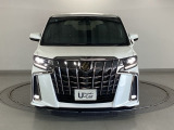 最新のLEDヘッドライトで、より明るく遠くまで照らします!フロントバンパーにはLEDフォグライトが装着されています。