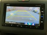 リバースギアに入れるだけで後方の表示へ切り替わります。夜間や雨の日の駐車も楽になりますよ。
