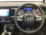 【ハンドル】運転にかかわる様々な操作を安全に行えるように視点移動が少なく操作性に配慮されたスイッチ類が凝縮されたコックピットです。