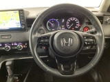【ハンドル】運転にかかわる様々な操作を安全に行えるように視点移動が少なく操作性に配慮されたスイッチ類が凝縮されたコックピットです。